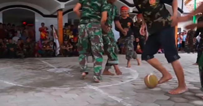Tradisi Sepak Bola Durian dari Kebumen/Foto: tangkap layar YouTube Net Jateng